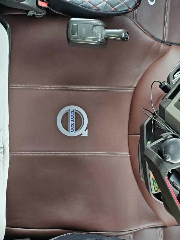 Tappetini in pelle per VOLVO FH4/FH5/FH6 (2013-2025) + copertura del cruscotto - pelle marrone liscia - Image 2