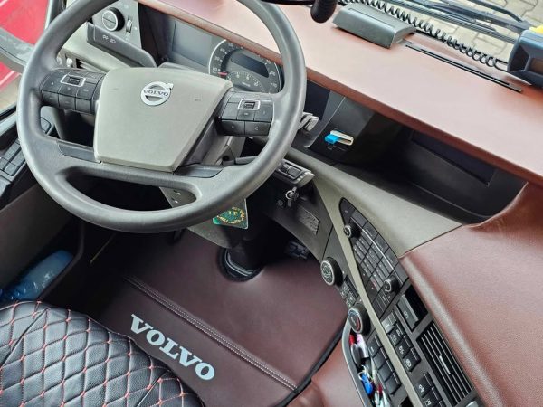 Tappetini in pelle per VOLVO FH4/FH5/FH6 (2013-2025) + copertura del cruscotto - pelle marrone liscia - Image 3