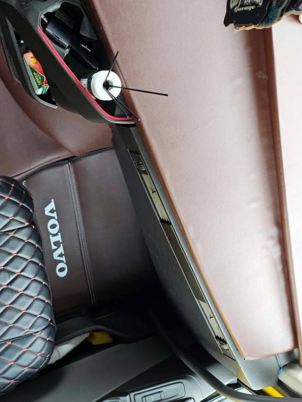 Tappetini in pelle per VOLVO FH4/FH5/FH6 (2013-2025) + copertura del cruscotto - pelle marrone liscia - Image 4