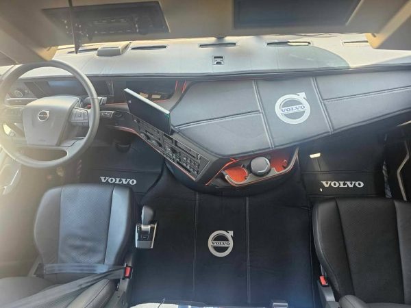 Rivestimento del cruscotto in pelle neagra neteda - VOLVO FH4/FH5/FH6 (2013-2025) - Image 3